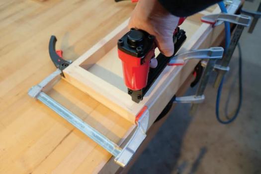 https://cdn.canadianwoodworking.com/wp-content/uploads/2021/01/16092223/torsion-box-shelves-staples.jpg