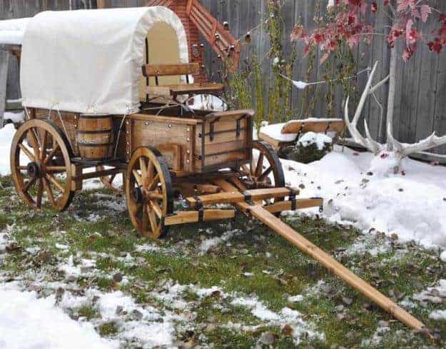 >Horse-drawn wagon