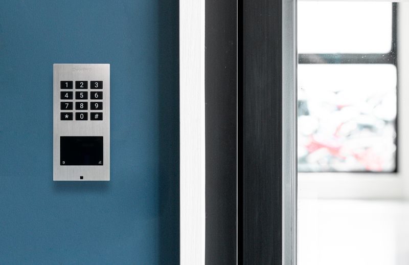 New IP access control device with keypad and RFID: DoorBird A1121