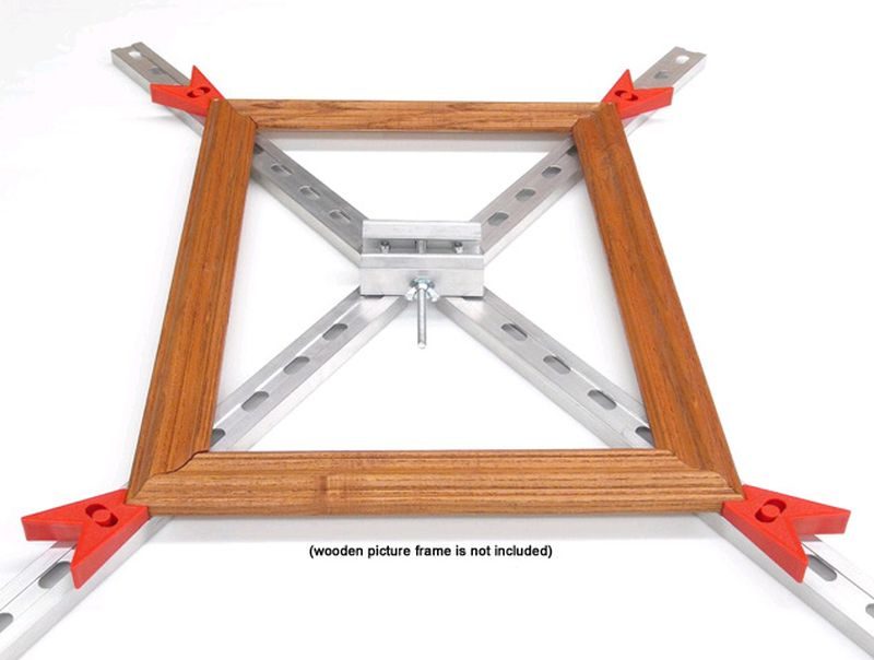 >Self-centering picture frame clamp