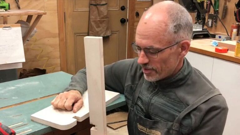 Notching legs and shelves for the contemporary bookshelf