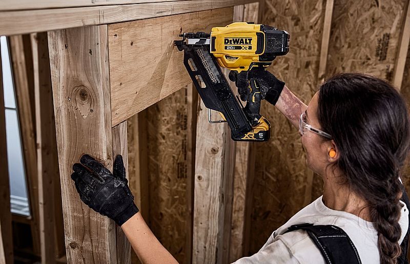 New DEWALT 20V MAX XR 30º paper collated framing nailer Canadian