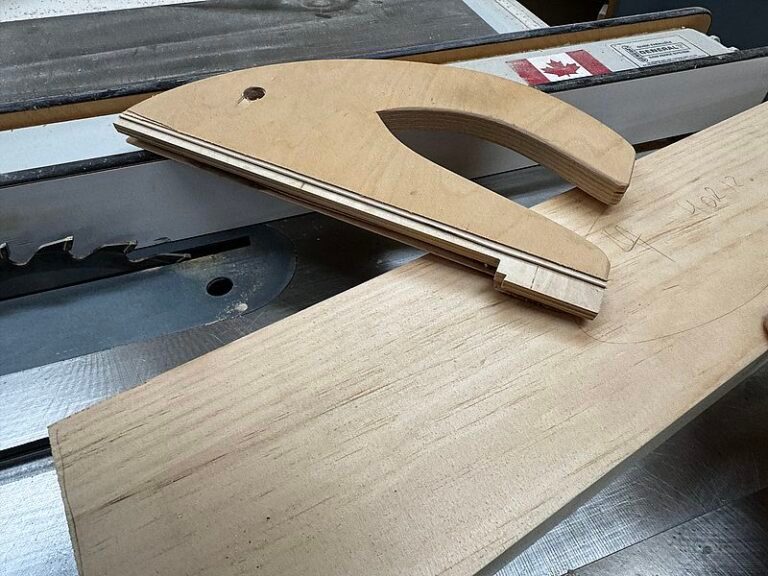 Ripping narrow strips on a table saw