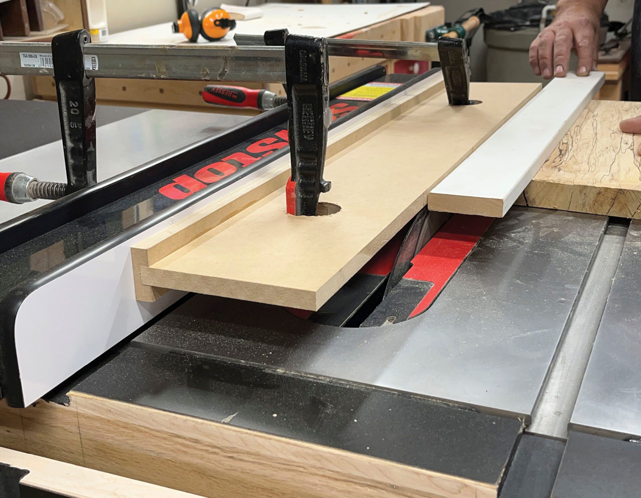 Quick and easy L-fence jig - Canadian Woodworking